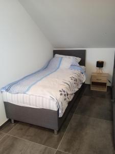 een slaapkamer met een bed en een nachtkastje bij GoldMerunka in Šakvice