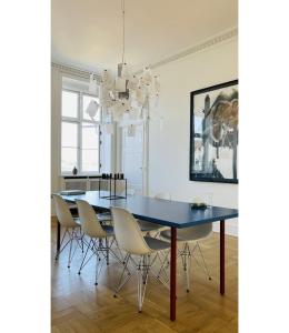 una sala da pranzo con tavolo e sedie blu di ApartmentInCopenhagen Apartment 1542 a Copenaghen