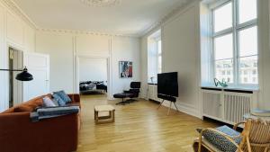 een woonkamer met een bank en een televisie bij ApartmentInCopenhagen Apartment 1542 in Kopenhagen