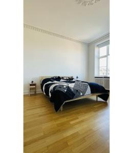 um quarto com uma cama num quarto branco em ApartmentInCopenhagen Apartment 1542 em Copenhague