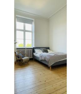 een slaapkamer met een bed en een raam bij ApartmentInCopenhagen Apartment 1542 in Kopenhagen