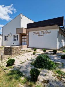 un bâtiment avec un panneau sur son côté dans l'établissement Villa Gabino, à Balatonberény