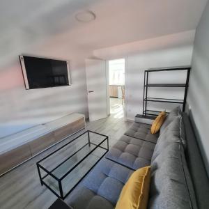 a living room with a couch and a tv at Apartament Lux in Vinarós