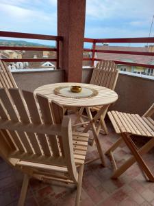 drewniany stół i 2 krzesła na balkonie w obiekcie Apartman Marija w mieście Paraćin