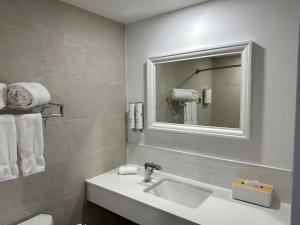 Ванна кімната в Hotel Ruby Foo's