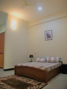 ein Schlafzimmer mit einem großen Bett in einem Zimmer in der Unterkunft Success Apartments-Gold in Mwanza