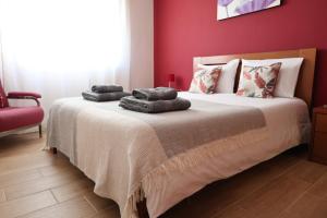 una camera da letto con un letto e asciugamani di Apartamento - Férias Felizes Portimão a Portimão