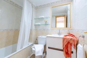 łazienka z toaletą, umywalką i lustrem w obiekcie Delightful Retreat by Fidalsa w mieście El Moncayo +11 zdjęć