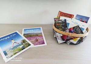 Mours-Saint-EusÃ¨beLa Villa d'A-Mours的桌子上一篮子的杂志和书籍