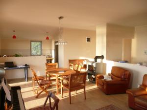 cocina y sala de estar con mesa y sillas en Cadre exceptionnel Calme , Nature, Confort 