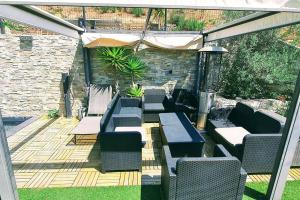 een groep stoelen en tafels op een patio bij Villa contemporaine Côte Azur Ollioules Calme in Ollioules