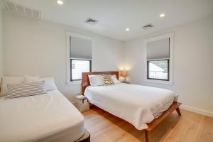 2 camas en un dormitorio con 2 ventanas en Beautiful Cape May Cottage Walk to Beach and Mall! en Cape May