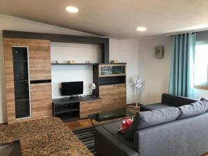 TV a/nebo společenská místnost v ubytování Precioso apartamento con increíbles vistas al mar