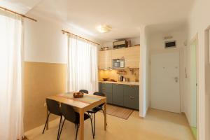 cocina y comedor con mesa y sillas en Pula City Apartment with private parking FREE, en Pula