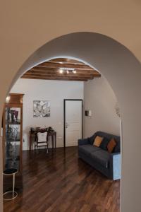 ein Wohnzimmer mit einem Sofa und einem Tisch in der Unterkunft Artemide Domus Romae in Rom
