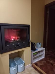 TV a/nebo společenská místnost v ubytování Casa do Portão Azul - Dourada