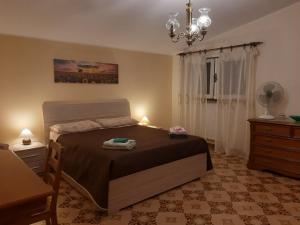 een slaapkamer met een bed met twee handdoeken erop bij Country House Poggio della Roverella in Morlupo