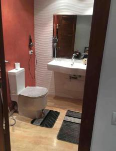 uma casa de banho com um WC e um lavatório em Appartement calme, Guéliz em Marrakech