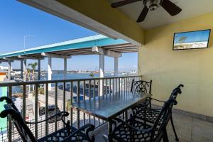 uma mesa e cadeiras numa varanda com vista para a água em Best View and rooms of Harbour House at the INN em Fort Myers Beach