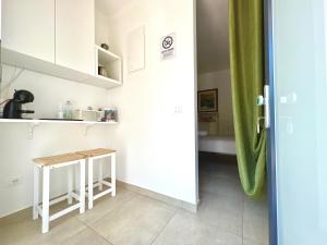 a kitchen with a counter and a table in a room at Le 4 Stagioni rooms in Francavilla al Mare