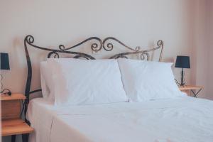 Postel nebo postele na pokoji v ubytování ZeusPlace Aurora Paralia Apartment