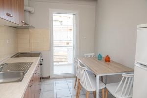 Kuchyň nebo kuchyňský kout v ubytování ZeusPlace Aurora Paralia Apartment