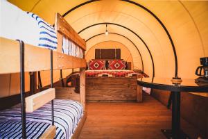 um quarto com 2 beliches numa tenda em The Big Texan - Cabins and Wagons em Amarillo