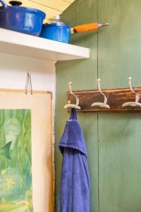 een handdoek hangt op een plank in een keuken bij Tiny House in Kampen
