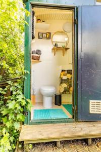 een kleine badkamer met een toilet. bij Tiny House in Kampen