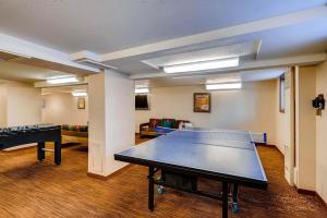 una sala de ping pong con una mesa de ping pong. en Amazing Renovation, Premium Top Floor Unit Near Downtown, Access to Hot Tubs and Firepit PM6B, en Breckenridge