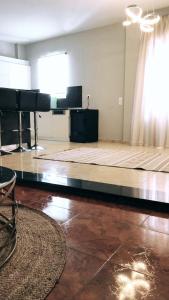 een grote kamer met een podium en een piano bij Luxury Villa Prada in Skriperón