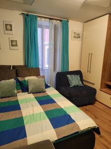 een slaapkamer met een bed en een bank bij Nono Mario in Piran