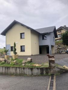 una casa sentada al lado de una calle en Location appartement T2 - 1 chambre le bourget du lac, en Le Bourget-du-Lac