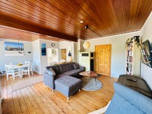 ein Wohnzimmer mit einem Sofa und einem Tisch in der Unterkunft Strandhaus Graalibu in Graal-Müritz