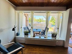 a living room with a table in a window at Strandhaus Graalibu in Graal-Müritz