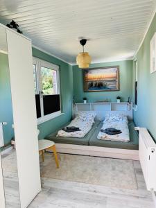 格拉爾－米里茨的住宿－Strandhaus Graalibu，一间卧室,配有两张床