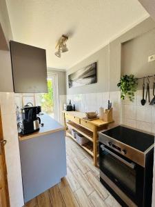 - une cuisine avec un comptoir et une cuisinière four supérieur dans l'établissement Strandhaus Graalibu, à Graal-Müritz