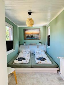 Tempat tidur dalam kamar di Strandhaus Graalibu