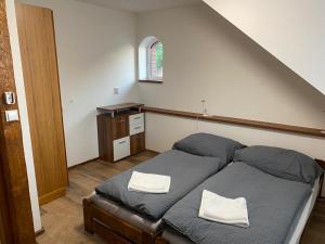 - une chambre avec un lit et 2 oreillers dans l'établissement Penzion Mořina, à Mořina