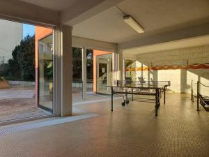 Kemudahan pingpong di Wohnung mit Teil See Sicht und Schwimmbad atau berdekatan