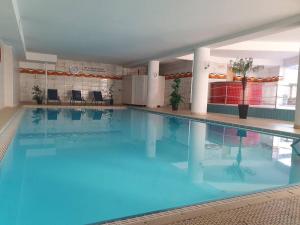 Kolam renang di atau dekat dengan Wohnung mit Teil See Sicht und Schwimmbad