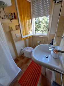 アルゲーロにあるIstella D&Vの洗面台、シャワー、トイレ付きのバスルーム