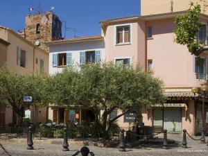 a building with a tree in front of it at Spacieux 3 pièces avec terrasse, piscine et garage, à 2 pas de la plage – Saint Raphaël - FR-1-226A-274 in Saint-Raphaël
