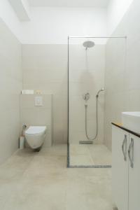 uma casa de banho com um chuveiro, um WC e um lavatório. em Stan lux Kašmir em Bugojno