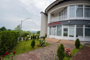 un bâtiment avec un panneau sur son côté dans l'établissement Stan lux Kašmir, à Bugojno