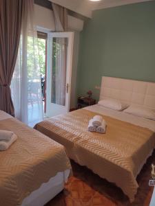 two beds sitting next to each other in a bedroom at Amaya Pine Studio in Panayia