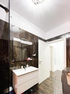 bagno con lavandino e specchio di Residence Future Delux IV a Giroc