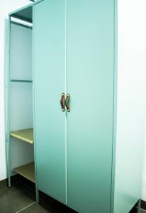 une armoire en verre avec une porte bleue dans une pièce dans l'établissement Elegant Apartament Beach Andalusia, à Balerma