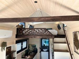 ヒートホールンにあるTiny House Lovely Sunshineのギャラリーの写真