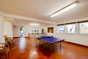 Stolní tenis v ubytování Paddle - Sea view apartment with 3 pools, tennis & squash court nebo okolí